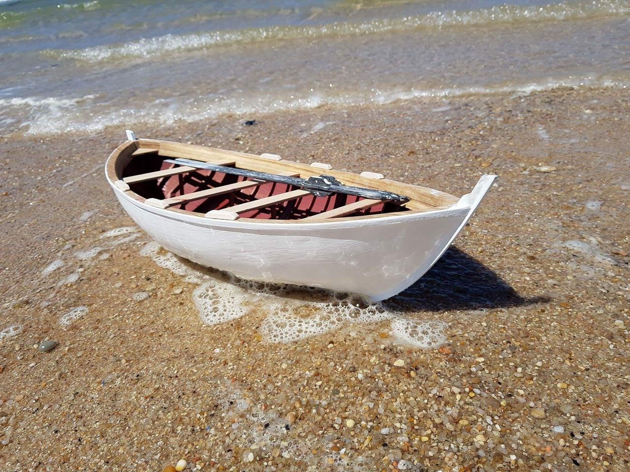 Modelo de catraia na areia